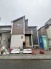 周辺の街並みの中で適度な主張、生活に溶け込むシンプルなデザインの外観が魅力の一戸建です。
