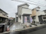 周辺の街並みの中で適度な主張、生活に溶け込むシンプルなデザインの外観が魅力の一戸建です。
