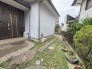 手入れの行き届いた植栽が暮らしに彩りを添え、穏やかな時間が流れる住まいとなっています。
