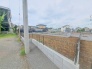 現地ご見学の際、スタッフが様々なご質問に対応いたします、周辺環境、前面道路、建築可能な建物について、ぜひご相談ください。
