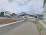 安心して暮らすことのできる住宅街。　住宅地の道路は一般に交通量が少なく車などの騒音が少ないため、住民にとって静かな生活環境が提供されます。
