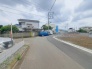 安心して暮らすことのできる住宅街。　住宅地の道路は一般に交通量が少なく車などの騒音が少ないため、住民にとって静かな生活環境が提供されます。
