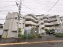 周辺の街並みの中で適度な主張、生活に溶け込むシンプルなデザインの外観が魅力のマンションです。
