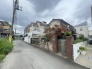 安心して暮らすことのできる住宅街。　住宅地の道路は一般に交通量が少なく車などの騒音が少ないため、住民にとって静かな生活環境が提供されます。
