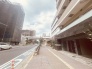都市の利便性を感じつつも、周囲と調和した静かな落ち着きがあります。日々の往来もスムーズな場所。
