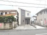 周辺の街並みの中で適度な主張、生活に溶け込むシンプルなデザインの外観が魅力の一戸建です。
