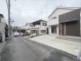 安心して暮らすことのできる住宅街。　住宅地の道路は一般に交通量が少なく車などの騒音が少ないため、住民にとって静かな生活環境が提供されます。
