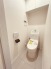 階段下を有効活用したトイレスペース。
便座はもちろんウォシュレット。

