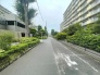 周辺の街並みの中で適度な主張、生活に溶け込むシンプルなデザインの外観が魅力のマンションです。
