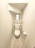 階段下を有効活用したトイレスペース。
便座はもちろんウォシュレット。

