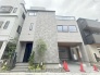 周辺の街並みの中で適度な主張、生活に溶け込むシンプルなデザインの外観が魅力の一戸建です。
