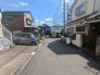 安心して暮らすことのできる住宅街。　住宅地の道路は一般に交通量が少なく車などの騒音が少ないため、住民にとって静かな生活環境が提供されます。
