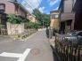 近隣は歩行者や居住者の往来が中心の穏やかな道路。日々の暮らしに安らぎを求める方に適した立地です
