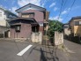穏やかな住宅街に溶け込む、落ち着いた佇まい。日々の生活を静かに包み込んでくれるような外観です
