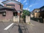 空の青さが映える、穏やかな時間が流れる街並みに馴染む外観が魅力的です

