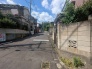 周囲に馴染む素朴な通り道。空を広く感じながら、心穏やかに過ごせる住環境が整っています
