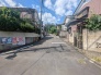 落ち着いた街並みに佇む売地。周辺は車の通りが控えめで、日々の生活を穏やかに過ごせる環境です
