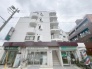 白を基調とした清潔感のある外観が街並みに溶け込みながら静かな存在感を放っています。
