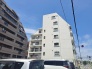 周辺の街並みの中で適度な主張、生活に溶け込むシンプルなデザインの外観が魅力の建物です。
