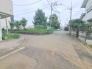 安心して暮らすことのできる住宅街。　住宅地の道路は一般に交通量が少なく車などの騒音が少ないため、住民にとって静かな生活環境が提供されます。
