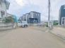 安心して暮らすことのできる住宅街。　住宅地の道路は一般に交通量が少なく車などの騒音が少ないため、住民にとって静かな生活環境が提供されます。
