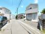 安心して暮らすことのできる住宅街。　住宅地の道路は一般に交通量が少なく車などの騒音が少ないため、住民にとって静かな生活環境が提供されます。
