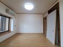 洋室はモダンなデザインと機能性を備え、快適な生活空間に。明るい窓から差し込む自然光が広々とした空間をさらに明るく開放的に感じさせます。


