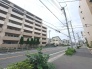 周辺の街並みの中で適度な主張、生活に溶け込むシンプルなデザインの外観が魅力の建物です。