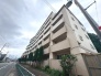 周辺の街並みの中で適度な主張、生活に溶け込むシンプルなデザインの外観が魅力の建物です。

