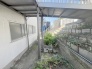 日常の中に静かな趣を感じる、落ち着いた佇まいの外回りスペースです。
