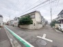 安心して暮らすことのできる住宅街。　住宅地の道路は一般に交通量が少なく車などの騒音が少ないため、住民にとって静かな生活環境が提供されます。
