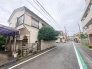 安心して暮らすことのできる住宅街。　住宅地の道路は一般に交通量が少なく車などの騒音が少ないため、住民にとって静かな生活環境が提供されます。
