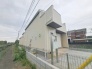 周辺の街並みの中で適度な主張、生活に溶け込むシンプルなデザインの外観が魅力の一戸建です。
