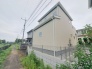 周辺の街並みの中で適度な主張、生活に溶け込むシンプルなデザインの外観が魅力の一戸建です。
