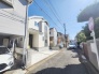 安心して暮らすことのできる住宅街。　住宅地の道路は一般に交通量が少なく車などの騒音が少ないため、住民にとって静かな生活環境が提供されます。
