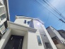 周辺の街並みの中で適度な主張、生活に溶け込むシンプルなデザインの外観が魅力の一戸建です。
