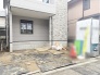 周辺の街並みの中で適度な主張、生活に溶け込むシンプルなデザインの外観が魅力の一戸建です。
