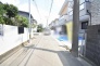 安心して暮らすことのできる住宅街。　住宅地の道路は一般に交通量が少なく車などの騒音が少ないため、住民にとって静かな生活環境が提供されます。
