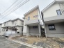周辺の街並みの中で適度な主張、生活に溶け込むシンプルなデザインの外観が魅力の一戸建です。
