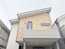 周辺の街並みの中で適度な主張、生活に溶け込むシンプルなデザインの外観が魅力の一戸建です。

