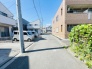 安心して暮らすことのできる住宅街。　住宅地の道路は一般に交通量が少なく車などの騒音が少ないため、住民にとって静かな生活環境が提供されます。
