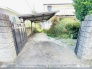 周辺の街並みの中で適度な主張、生活に溶け込むシンプルなデザインの外観が魅力の一戸建です。

