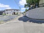 安心して暮らすことのできる住宅街。　住宅地の道路は一般に交通量が少なく車などの騒音が少ないため、住民にとって静かな生活環境が提供されます。
