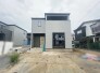落ち着いた色調で統一されたモダンな意匠。住まうほどに愛着が深まるシンプルなデザインです。
