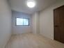 洋室はモダンなデザインと機能性を備え、快適な生活空間に。明るい窓から差し込む自然光が広々とした空間をさらに明るく開放的に感じさせます。

