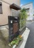 洗練された風合いの門柱が街並みに静かに溶け込み、訪れる人を穏やかに迎えてくれるような趣のある佇まいです
