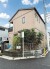 青空とのコントラストが映える落ち着いた佇まいは、街並みに自然と馴染み、日々の暮らしに安らぎと穏やかな時間をもたらしてくれそうな心地よい雰囲気をまとっています
