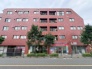 重厚なレンガ調のタイルが洗練された印象を与え、街並みに落ち着いた表情を添えています。
