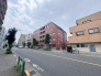 重厚なレンガ調のタイルが洗練された印象を与え、街並みに落ち着いた表情を添えています。

