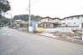 安心して暮らすことのできる住宅街。　住宅地の道路は一般に交通量が少なく車などの騒音が少ないため、住民にとって静かな生活環境が提供されます。
